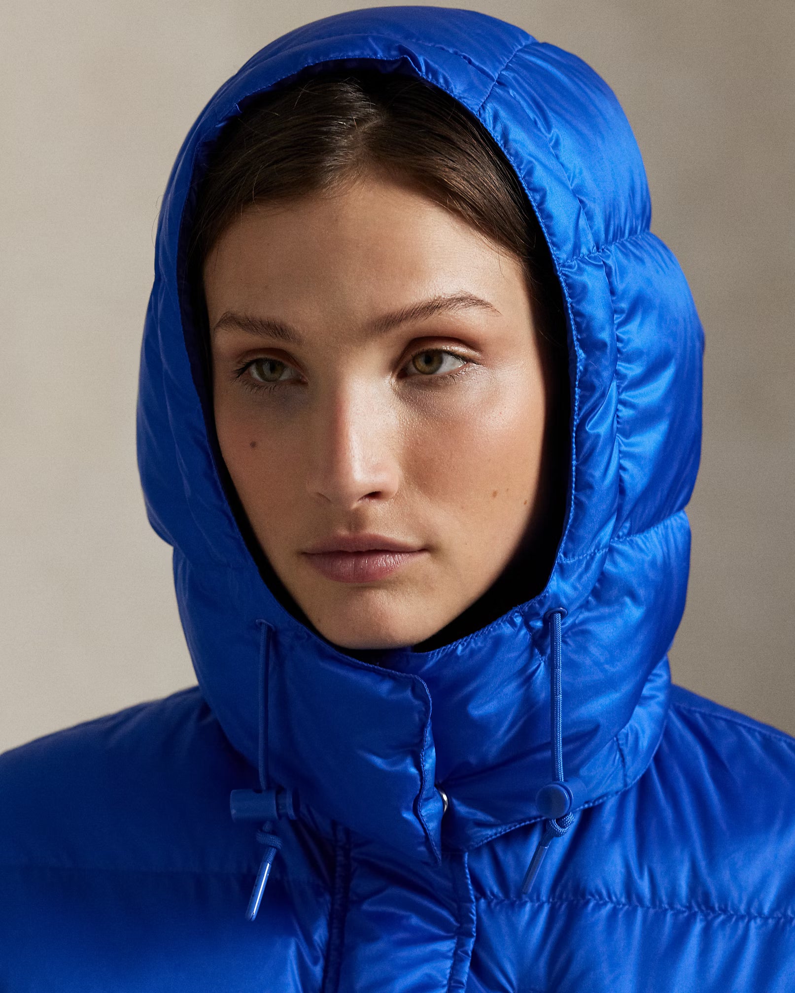 Jaqueta puffer de plumas de peso médio